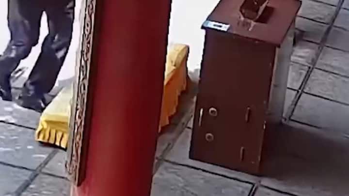 लेकिन इसी का फायदा उठा कर चीन में एक शख्स ने भगवान के साथ ही ठगी कर दी है. लाॅ ग्रेजुएट इस शख्स ने दान पात्र से चोरी कर ली है.