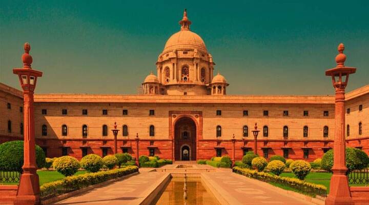 ਜੇਕਰ ਤੁਸੀਂ ਸੁਤੰਤਰਤਾ ਦਿਵਸ 'ਤੇ ਘੁੰਮਣ ਲਈ ਬਾਹਰ ਹੋ, ਤਾਂ ਰਾਇਸੀਨਾ ਪਹਾੜੀਆਂ 'ਤੇ ਜਾਣਾ ਨਾ ਭੁੱਲੋ। ਇੱਥੇ ਰਾਸ਼ਟਰਪਤੀ ਭਵਨ ਤੋਂ ਲੈ ਕੇ ਨਾਰਥ ਅਤੇ ਸਾਊਥ ਬਲਾਕ ਤੱਕ ਦੇਸ਼ ਭਗਤੀ ਦੇ ਸਾਰੇ ਰੰਗ ਨਜ਼ਰ ਆਉਂਦੇ ਹਨ। ਇਸ ਦਿਨ ਰਾਸ਼ਟਰਪਤੀ ਭਵਨ ਬੰਦ ਰਹਿੰਦਾ ਹੈ ਪਰ ਤੁਸੀਂ ਨਾਰਥ-ਸਾਊਥ ਬਲਾਕ ਦੀ ਸਜਾਵਟ ਦੇਖ ਸਕਦੇ ਹੋ।