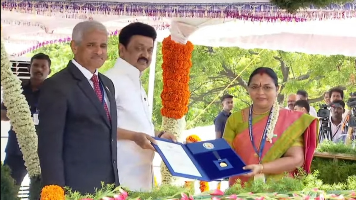 முதலமைச்சர் கையில் காஞ்சி வங்கி வாங்கிய விருது..! அட இது சூப்பர் சாதனையப்பா ..! 