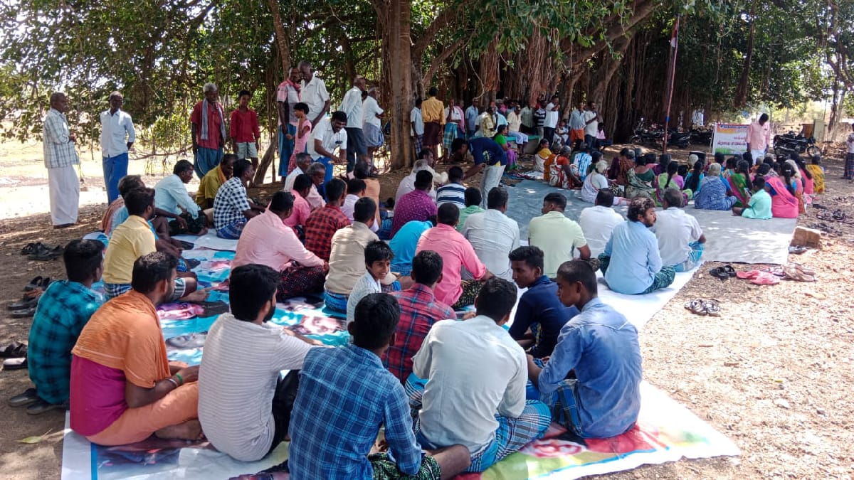 தூத்துக்குடியில் கிராம மக்கள் கூடி 'மக்கள் கிராம சபை' என்ற பெயரில் தனியாக கூட்டம்