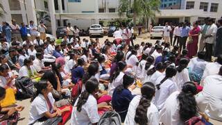 கோவை அரசு மருத்துவமனையில் பெண் மருத்துவரிடம் அத்துமீறிய இளைஞர் - பயிற்சி மருத்துவர்கள் போராட்டம் 