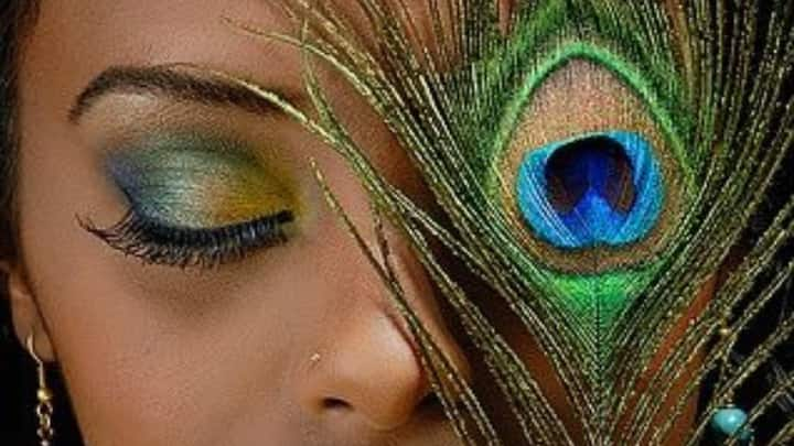 2. Peacock-Inspired Eyeshadow: Pay homage to India’s national bird with a vibrant peacock-inspired eye look. Combine shades of blue, green, and gold for a gorgeous look. To enhance this look, consider adding a touch of iridescent glitter to mimic the stunning sheen of peacock feathers. (Image source: Pinterest/ Elizabeth Giles)