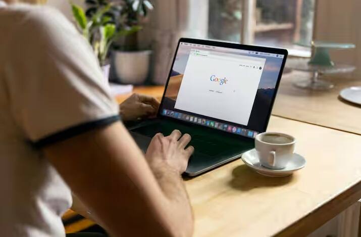 આ પછી Manage your Google account પર ક્લિક કરો અને પછી Data & privacy પર જાવ.