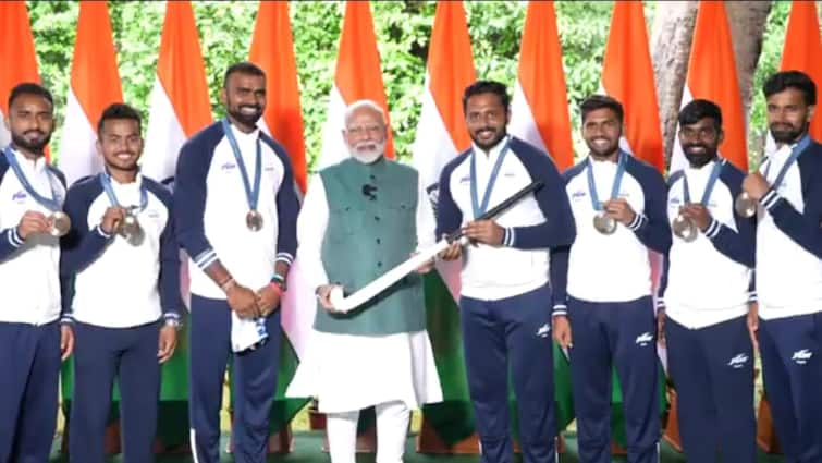 PM Narendra Modi Meet Indian Contigent Of Paris Olympics Neeraj Chopra Manu Bhaker Latest Sports News Watch: श्रीजेश ने जर्सी और मनु ने दी पिस्टल, PM मोदी ने ओलंपिक में झंडा गाड़ने वाले एथलीट्स से की मुलाकात