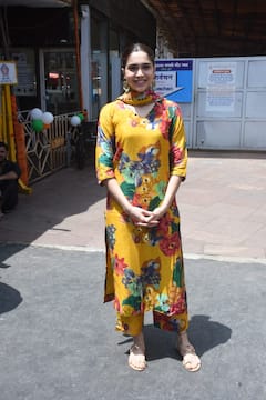 'वेदा' की सफलता के लिए शरवरी वाघ ने सिद्धिविनायक मंदिर में टेका माथा, येलो सूट में बेहद हसीन लगीं एक्ट्रेस