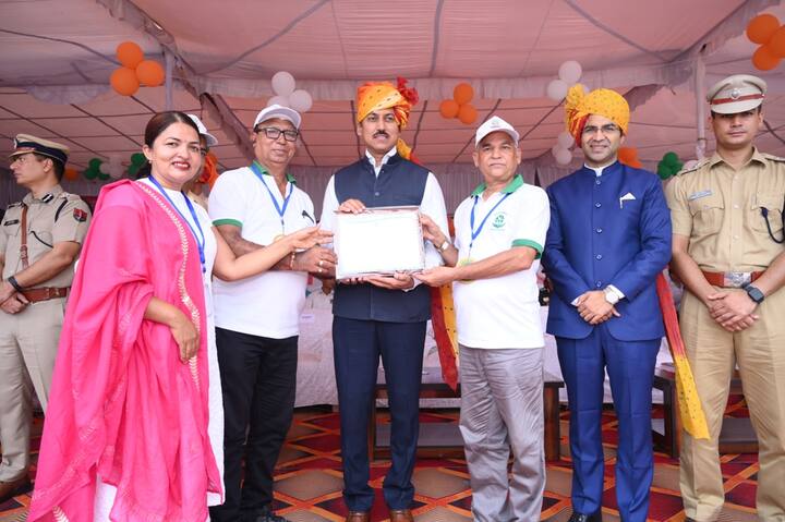 कार्यक्रम में स्कूल के बच्चों ने देशभक्ति गीतों पर प्रस्तुतियां दी. मंत्री राज्यवर्धन सिंह राठौड़ ने वीरांगनाओं का सम्मान किया और उनके पैर छूकर आशीर्वाद लिया. इस मौके पर ध्वजारोहण करने के बाद मंत्री राज्यवर्धन सिंह राठौड़ ने परेड का निरीक्षण किया.