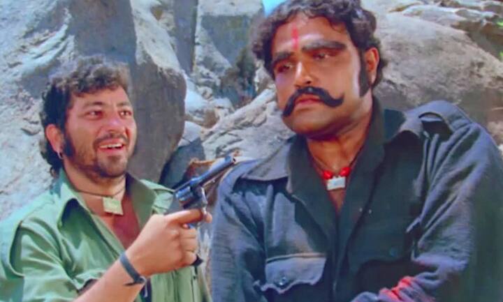 विजु खोटे- विजु खोटे ने शोल में 'कालिया' नाम का किरदारा निभाया था. उन्हें इस रोल के लिए 2500 रुपये मिले थे.