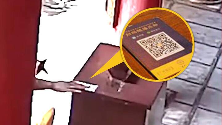 दरअसल इस शख्स ने बौद्ध मंदिर में दान पात्र पर लगे क्यू आर कोड को हटाकर अपने अकाउंट का क्यू आर लगा दिया. जिससे पैसे सीधे इस शख्स के अकाउंट में आने लगे.