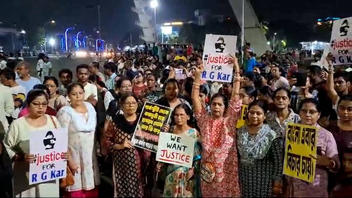 এই নারকীয় ঘটনায় প্রতিবাদে প্রথম থেকেই সরব হয়েছে একেবারে সাধারণ মানুষ-জন। চায়ের দোকানে, বাসে, মেট্রোতে শোনা গিয়েছে সেই কথা। এই ঘটনা যেন একেবারে ভিতর থেকে নাড়িয়ে দিয়েছে বহু লোককে। আর জি করের ওই ঘটনা এবং তারপরের ঘটনাপ্রবাহ হয়তো সেই যন্ত্রণাকে বদলে দিয়েছিল ক্ষোভে।