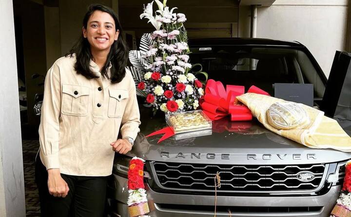 स्मृति मंधाना की कई ऐसी तस्वीरें भी सोशल मीडिया पर वायरल हैं, जिसमें वह एक कार शोरूम में नई कार के पास खड़ी नजर आ रही हैं. उनके पास लैंड रोवर रेंज रोवर कार है. जिसका प्राइस 78.58 लाख से शुरू होकर करीब 4 करोड़ तक जाता है.