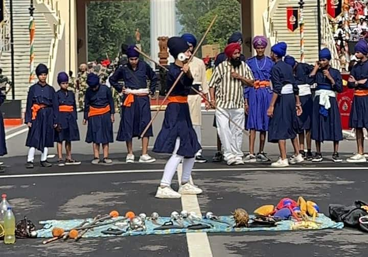 यह समारोह एक बड़ा पर्यटक आकर्षण बन गया है और साथ ही यह भारत और पाकिस्तान की सशस्त्र सेनाओं के बीच एकता और प्रतीकवाद का भी प्रतीक बन गया है। (छवि स्रोत: राजेश पाल)