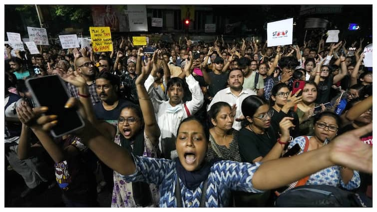 Kolkata Doctor Case Mob vandalized RG Kar Hospital police fired tear gas shells Commissioner issued statement हिंसक हुआ कोलकाता रेप केस के खिलाफ विरोध प्रदर्शन, भीड़ ने अस्पताल में की तोड़फोड़, पुलिस ने दागे आंसू गैस के गोले