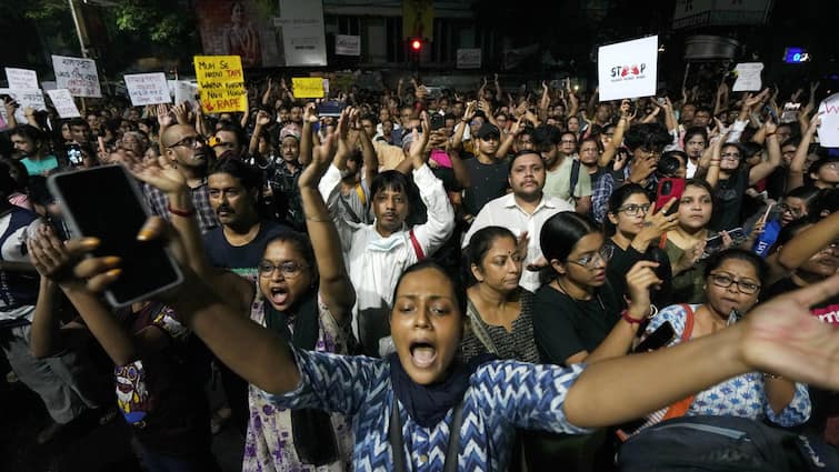 Kolkata Doctor Death Rape Murder Protests Violent Mob Enters RG Kar Hospital Vandalise Property Kolkata Doctor Death: Midnight Protest By Medics Turns Violent As 'Outsiders' Storm RG Kar Campus, Pelt Cops With Stones