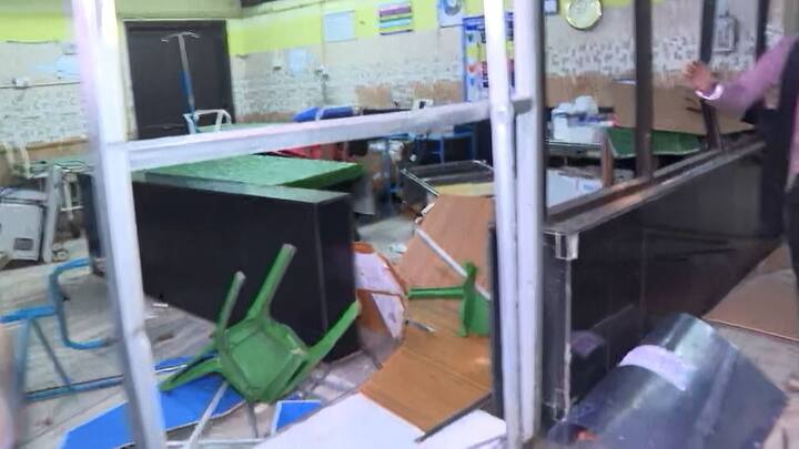 অরাজনৈতিক ভাবে শুরু হওয়া এই আন্দোলনকে ভেঙে দিতে মাঝরাতে আচমকা আরজি কর হাসপাতালের ভেতরে ঢুকে হামলা চালাল দুষ্কৃতীরা।
