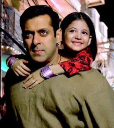 साल 2015 में आई फिल्म बजरंगी भाईजान ने बॉक्स ऑफिस पर जबरदस्त कमाई की थी. सलमान, करीना कपूर और हर्षाली मल्होत्रा स्टारर इस फिल्म ने लोगों का दिल जीत लिया था. इसमें 5 साल की एक पाकिस्तानी गूंगी बच्ची भारत आकर भटक जाती है. फिर आगे क्या होता है इसे आप हॉटस्टार पर देख सकते हैं.