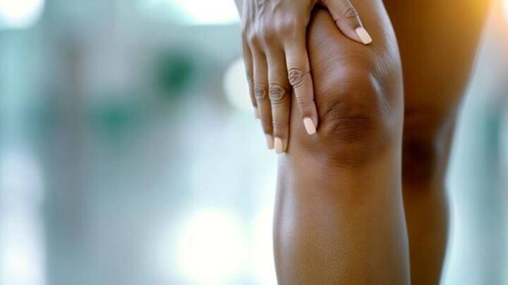 গ্রিন টি পানের অভ্যাস থাকলে এক ঢিলে দুই পাখি মারতে পারেন। গ্রিন টি বানিয়ে কটন বলে লাগিয়ে হাঁটু এবং কনুইয়ে লাগিয়ে লাগান। রোজ অভ্যাস করলে ফল পাবেন।