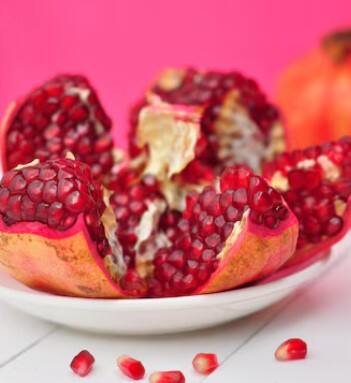 ਜਿਨ੍ਹਾਂ ਲੋਕਾਂ ਨੂੰ ਹਾਈ ਬਲੱਡ ਪ੍ਰੈਸ਼ਰ ਦੀ ਸਮੱਸਿਆ ਹੈ, ਉਨ੍ਹਾਂ ਲਈ ਅਨਾਰ ਦਾ ਸੇਵਨ ਬਹੁਤ ਫਾਇਦੇਮੰਦ ਮੰਨਿਆ ਜਾਂਦਾ ਹੈ। ਇਹ ਬਲੱਡ ਪ੍ਰੈਸ਼ਰ ਨੂੰ ਕੰਟਰੋਲ ਕਰਨ 'ਚ ਮਦਦ ਕਰਦਾ ਹੈ