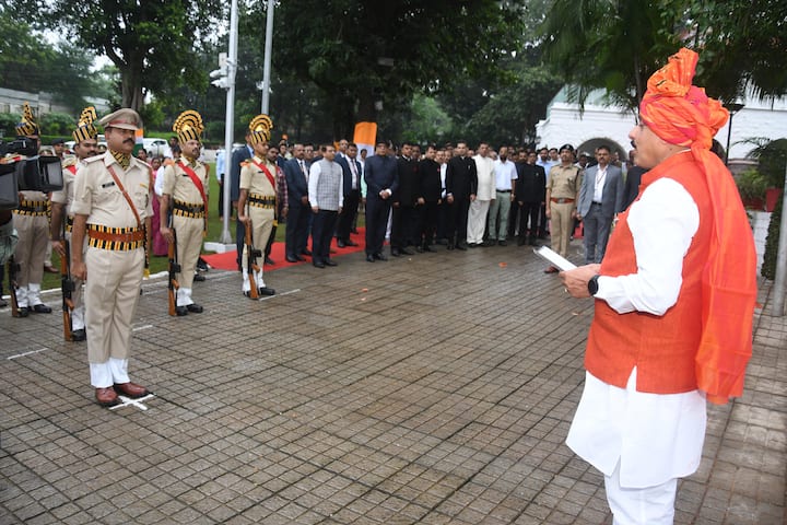 स्वतंत्रता दिवस पर गुरुवार को लाल परेड मैदान पर होने वाले कार्यक्रम को लेकर सुबह छह बजे से यातायात व्यवस्था बदल दी गई है. रोशनपुरा चौराहा से गांधी पार्क, लालपरेड मैदान की ओर से जेल रोड, लालपरेड मैदान की ओर, लिली चौराहे से जहांगीराबाद, लालपरेड मैदान की ओर मार्ग पर जाम रह सकता है.