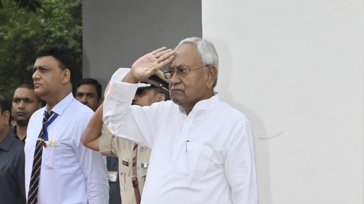 Nitish Kumar Photo:पटना के ऐतिहासिक गांधी मैदान में CM नीतीश कुमार ने फहराया तिरंगा, देखें तस्वीरें