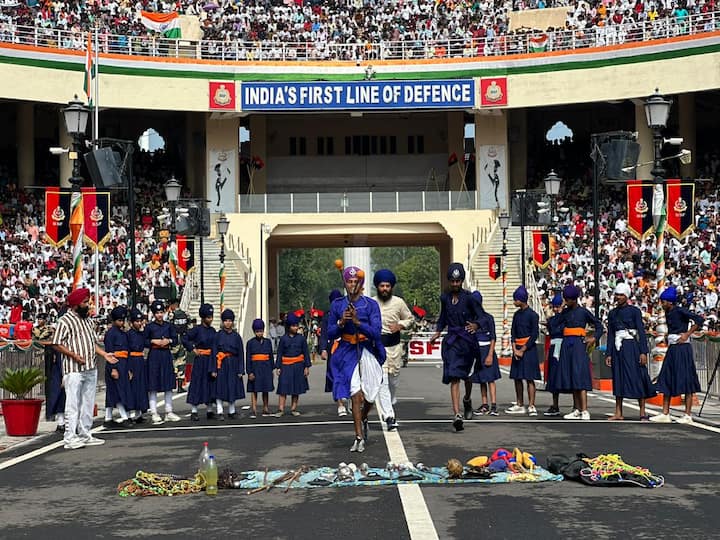 स्वतंत्रता दिवस पर बीटिंग रिट्रीट समारोह में प्रदर्शन करते लोगों का एक समूह। (छवि स्रोत: राजेश पाल)