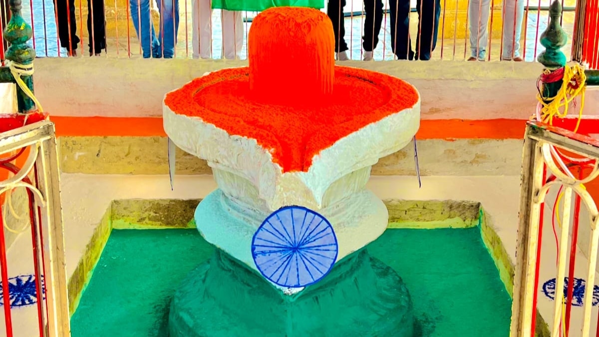 Independence Day 2024: महादेव पर चढ़ा देशभक्ति का रंग, 32 खंभों की छतरी में शिवलिंग का हुआ तिरंगे के रंग में श्रृंगार