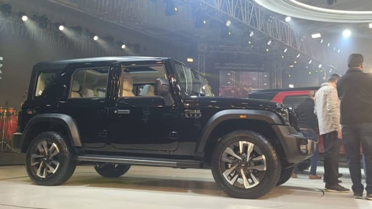 Mahindra Thar Roxx Launched 12.99 Lakh and 13.99 Lakh Price Engine Design Specifications and Features Mahindra Thar Roxx का जलवा, सिर्फ इतनी कीमत में लॉन्च हुई 5-डोर थार, गिनते-गिनते थक जाएंगे फीचर