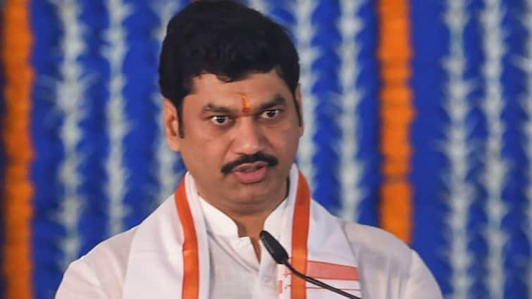 Beed Dhananjay Munde ex-soldier angrily shows black flag after independence day ceremony in Beed Dhananjay Munde: धनंजय मुंडेंना ध्वजारोहणाला काळा झेंडा दाखवत रोष, माजी सैनिकानं संतापून घातला गोंधळ