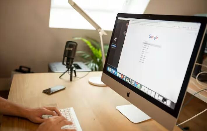 ગૂગલનું કહેવું છે કે તેઓ આ માત્ર કમાન્ડ્સ સાંભળવા અને માર્કેટિંગ પ્રયાસોને પ્રોત્સાહન આપવા માટે કરી રહ્યા છે. પરંતુ આને ગોપનીયતાના ઉલ્લંઘન તરીકે પણ જોવામાં આવી રહ્યું છે.