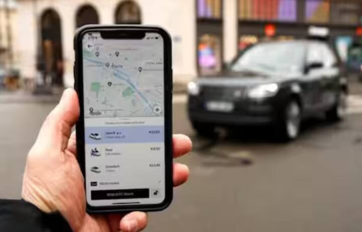 ਜਿਵੇਂ ਹੀ ਤੁਸੀਂ ਉਬਰ ਰਾਈਡ ਸ਼ੁਰੂ ਕਰਦੇ ਹੋ, ਤੁਹਾਨੂੰ ਸੱਜੇ ਕੋਨੇ ਵਿੱਚ ਇੱਕ ਨੀਲਾ ਆਈਕਨ ਦਿਖਾਈ ਦੇਵੇਗਾ। ਇਸ ਆਈਕਨ 'ਤੇ ਕਲਿੱਕ ਕਰੋ। ਆਈਕਨ 'ਤੇ ਕਲਿੱਕ ਕਰਨ ਤੋਂ ਬਾਅਦ, ਆਡੀਓ ਰਿਕਾਰਡਿੰਗ ਦਾ ਆਪਸ਼ਨ ਦਿਖਾਈ ਦੇਵੇਗਾ। ਇਸਨੂੰ ON ਕਰੋ। ਇਸ ਤੋਂ ਬਾਅਦ ਪੂਰੀ ਰਾਈਡ ਦਾ ਆਡੀਓ ਰਿਕਾਰਡ ਹੁੰਦਾ ਰਹੇਗਾ। ਇਸ ਦਾ ਮਤਲਬ ਹੈ ਕਿ ਤੁਹਾਡੀ ਅਤੇ ਡਰਾਈਵਰ ਵਿਚਕਾਰ ਹੋਈ ਗੱਲਬਾਤ ਅਤੇ ਆਲੇ-ਦੁਆਲੇ ਦੀਆਂ ਆਵਾਜ਼ਾਂ ਵੀ ਰਿਕਾਰਡ ਹੋਣਗੀਆਂ।