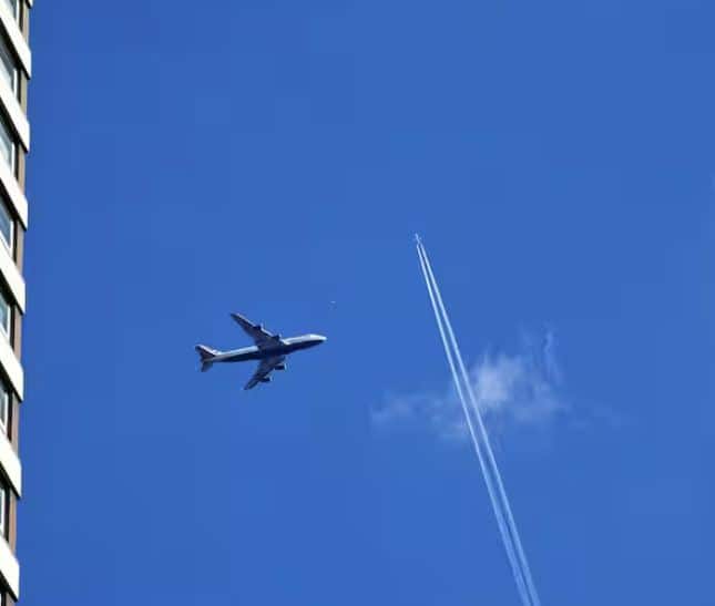 ਇਹੀ ਕਾਰਨ ਹੈ ਕਿ ਜਦੋਂ ਵੀ ਕੋਈ ਜੈੱਟ ਅਸਮਾਨ ਤੋਂ ਗੁਜ਼ਰਦਾ ਹੈ ਤਾਂ ਕੁਝ ਸਮੇਂ ਲਈ ਪਿੱਛੇ ਚਿੱਟੇ ਧੂੰਏਂ ਦਾ ਇੱਕ ਟ੍ਰੇਲ ਰਹਿੰਦਾ ਹੈ।