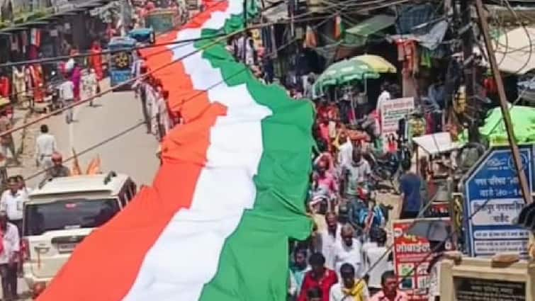 bihar Vande Mataram padyatra with 500 meter long tricolour took place in Nawada ann Independence Day 2024: नवादा में 500 मीटर लंबे तिरंगे के साथ निकाली गई वंदे मातरम पदयात्रा, मंत्री प्रेम कुमार ने दिखाई हरी झंडी