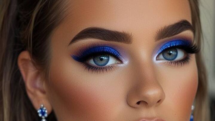 4. Royal Blue Smokey Eye: Create a smokey eye using deep blue hues, reminiscent of the Ashoka chakra, and highlight with a touch of gold. To really make your eyes pop, line your waterline with a white or champagne pencil, making your eyes appear larger and brighter. (Image source: Pinterest/ Amanda C. Street)