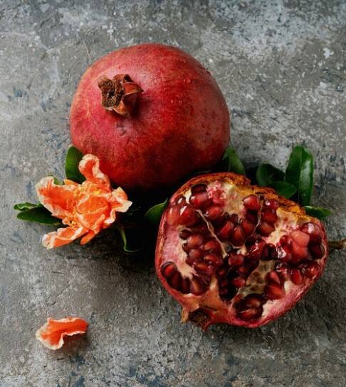 ਅਨਾਰ ਵਿੱਚ ਦੂਜੇ ਫਲਾਂ ਦੇ ਮੁਕਾਬਲੇ ਜ਼ਿਆਦਾ ਐਂਟੀ-ਆਕਸੀਡੈਂਟ ਗੁਣ ਹੁੰਦੇ ਹਨ। ਜੋ ਸਰੀਰ ਦੀਆਂ ਕਈ ਖਤਰਨਾਕ ਬਿਮਾਰੀਆਂ ਨੂੰ ਦੂਰ ਕਰਨ ਵਿੱਚ ਸਹਾਇਕ ਹੁੰਦੇ ਹਨ। ਇਸ ਤੋਂ ਇਲਾਵਾ ਇਹ ਵਿਟਾਮਿਨ-ਸੀ ਨਾਲ ਭਰਪੂਰ ਹੁੰਦਾ ਹੈ।