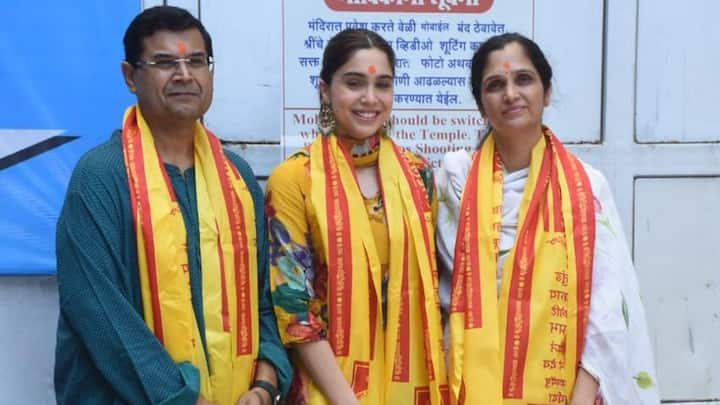 Sharvari Wagh, the talented actress who rose to fame with her recently released film 'Munjya', was spotted visiting the iconic Siddhivinayak Temple in Mumbai with her parents.