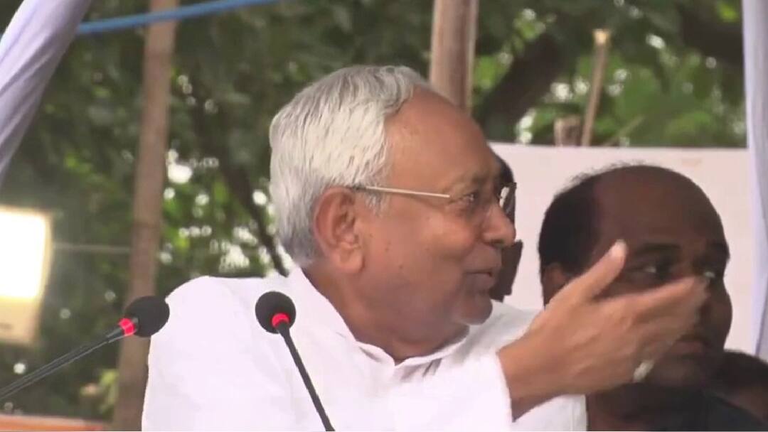 Bihar News: हम तो 74 साल के हैं, तुम 69 साल में ऐसे..., सीएम नीतीश कुमार ने एक बुजुर्ग को दी सेहतमंद रहने की सलाह Bihar CM Nitish kumar compared himself to 69 year old man in Mahadalit Tola Patna said I am 74 years old but I am better than you ann Bihar News: हम तो 74 साल के हैं, तुम 69 साल में ऐसे..., सीएम नीतीश कुमार ने एक बुजुर्ग को दी सेहतमंद रहने की सलाह