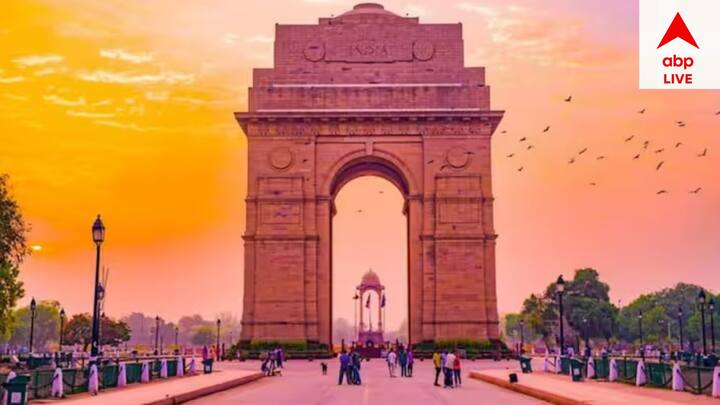 দিল্লির আরও একটি স্মরণীয় স্থান ইন্ডিয়া গেট। প্রথম বিশ্বযুদ্ধে স্বাধীনতা আন্দোলনে মারা যাওয়া ভারতীয় সেনা সৈন্যদের জন্য উৎসর্গীকৃত এক স্মৃতি সৌধ বলা যেতে পারে।