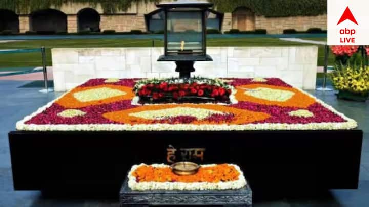 রাজঘাট। এখানেই ১৯৪৮ সালে মহাত্মা গাঁধীকে তাঁর মৃত্যুর পর দাহ করা হয়। প্রতিদিন সকাল ৬ থেকে সন্ধে ৭ পর্যন্ত খোলা থাকে রাজঘাট।