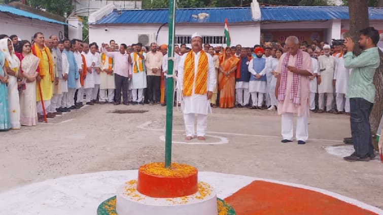 Bihar BJP State President Dilip Jaiswal hoisted flag at  BJP State Office On occasion of Independence Day 2024 Independence Day 2024: हम शान से कह सकते हैं कि भारत का लोकतंत्र सबसे मजबूत है', झंडोत्तोलन के बाद बोले दिलीप जायसवाल