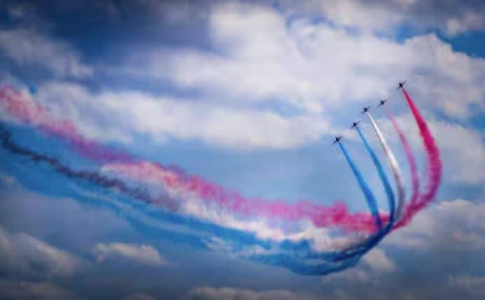 ਜੈੱਟ ਆਪਣੇ ਰਸਤੇ ਵਿੱਚ ਸਫੈਦ ਟ੍ਰੇਲ ਛੱਡਦੇ ਹਨ, ਜਿਸਨੂੰ ਕੰਟਰੇਲ ਕਿਹਾ ਜਾਂਦਾ ਹੈ। ਇਹ ਸਰਦੀਆਂ ਦੇ ਦਿਨਾਂ ਵਿੱਚ ਅਜਿਹਾ ਹੁੰਦਾ ਹੈ ਜਦੋਂ ਅਸੀਂ ਸਾਹ ਲੈਂਦੇ ਸਮੇਂ ਜਾਂ ਸਾਹ ਬਾਹਰ ਕੱਢਣ ਵੇਲੇ ਸਾਡੇ ਮੂੰਹ ਵਿੱਚੋਂ ਧੂੰਆਂ ਨਿਕਲਦਾ ਦੇਖਦੇ ਹਾਂ।