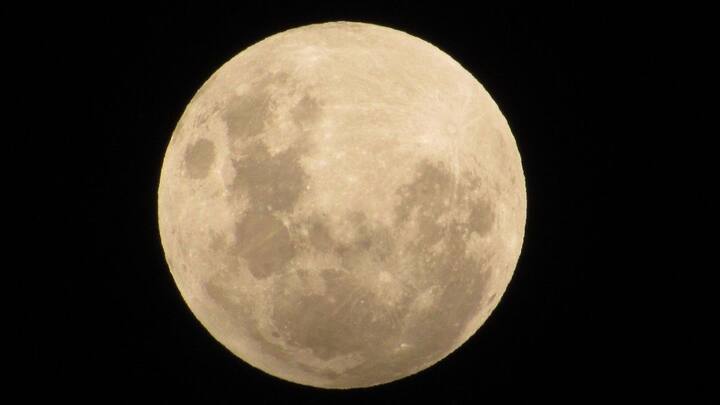 विषुव होना ऐसा साल में सिर्फ एक या दो बार होता है और इस दौरान सूरज भूमध्य रेखा के ठीक ऊपर होता है. यही कारण है कि इस दौरान दिन और रात का समय बराबर हो जाता है.