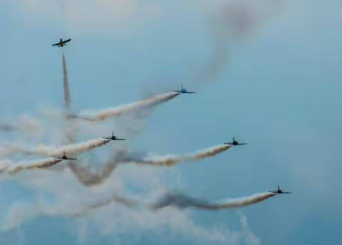 ਫਿਰ ਇਹ ਹਵਾ ਇੱਕ ਦੋ ਜਾਂ ਚਾਰ ਲਾਈਨਾਂ ਦੇ ਰੂਪ ਵਿੱਚ ਪ੍ਰਗਟ ਹੋਣ ਲੱਗਦੀ ਹੈ। ਕੁਝ ਸਮੇਂ ਬਾਅਦ ਤਾਪਮਾਨ ਆਮ ਹੋ ਜਾਂਦਾ ਹੈ ਅਤੇ ਉਹ ਲਾਈਨ ਗਾਇਬ ਹੋ ਜਾਂਦੀ ਹੈ।