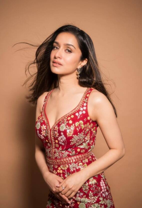 રેડ આઉટફિટમાં શ્રદ્ધા કપૂરનો કિલર અંદાજ વાયરલ