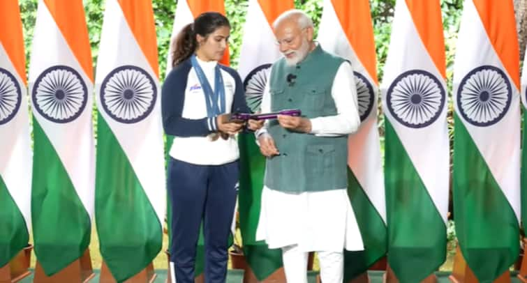 PM Modi Meets Olympic Contingent Manu Bhaker Gifts Pistol Explains About It PM Modi Meets Olympic Contingent: Manu Bhaker Gifts Pistol, Explains About It. WATCH