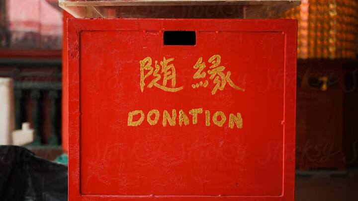 दान करने का रिवाज हिंदु धर्म और बौद्ध धर्म में बाकी अन्य धर्मों की तुलना में ज्यादा है. हिंदु धर्म और बौद्ध धर्म के मंदिरों में इसके लिए दान पात्र यानी डोनोशन बाॅक्स भी होता है.