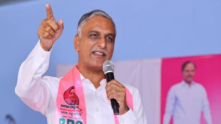 BRS leader Harish Rao counters to Revanth Reddy over his comments Harish Rao: ఇంత దిక్కుమాలిన సీఎం ఎవరూ లేరు - రేవంత్‌కు హరీశ్ రావు కౌంటర్