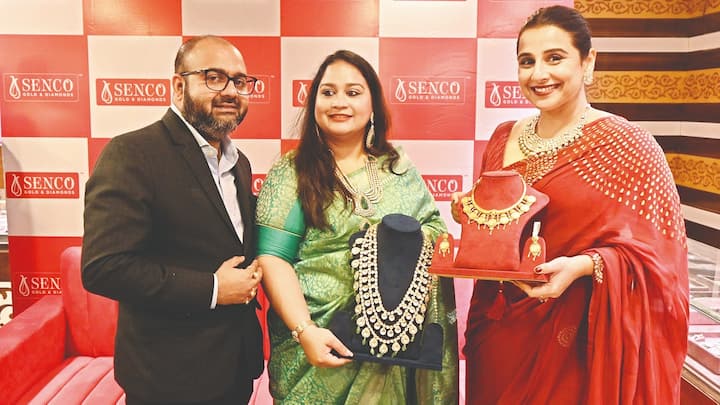 सेनको गोल्ड (Senco Gold): सोने व हीरे के आभूषण बेचने वाली कंपनी सेनको गोल्ड का शेयर अभी 1,099 रुपये का है. 14 अगस्त को इसके भाव में 1.62 फीसदी की तेजी आई थी. बजट के बाद से यह शेयर करीब 17 फीसदी के फायदे में है. हाल ही में इसका आईपीओ आया था.