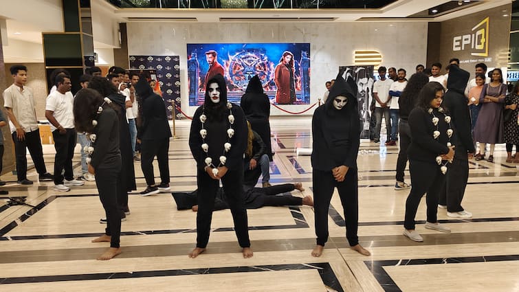 Coimbatore news IT employees dressed up as ghosts to watch the movie Demonte Colony 2 - TNN 'டிமான்டி காலனி 2' ... பேய் படம் பார்க்க பேய் போல் வந்த 'IT Guys'