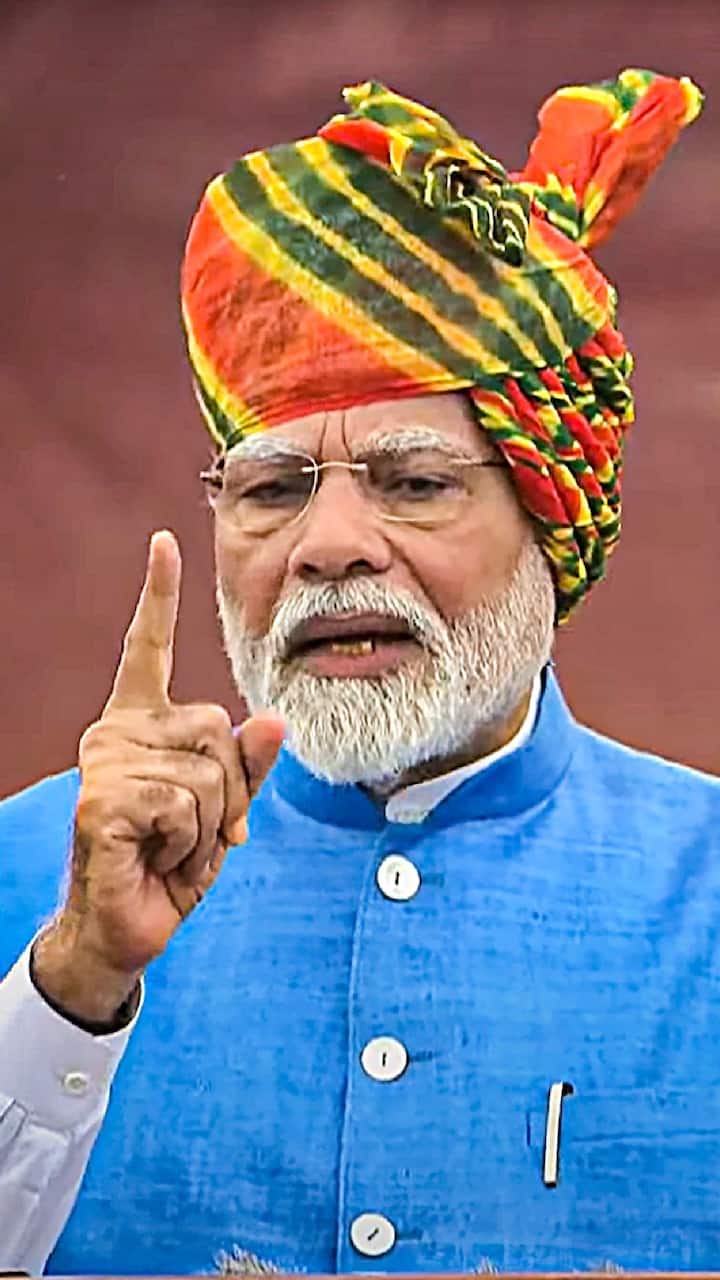 जनतेवर वायूसेनेच्या लढाऊ हेलिकॉप्टर्सद्वारे पुष्पवृष्टी करण्यात आली.