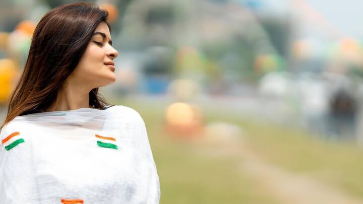 ভুল বুঝতে পারার পরে অবশ্য দুটোই শুধরে নেন মধুমিতা। তবে ততক্ষণে তা স্ক্রিনশট হয়ে ছড়িয়ে পড়েছে সোশ্যাল মিডিয়ায়। কটাক্ষের শিকার হয়েছেন অভিনেত্রী।