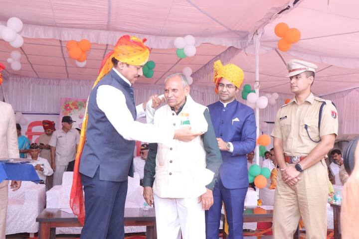 इस समारोह में मुख्य अतिथि के रुप में उद्योग एवं युवा खेल मामलों के मंत्री कर्नल राज्यवर्धन सिंह राठौड़ ने ध्वजारोहण कर परेड की सलामी ली.